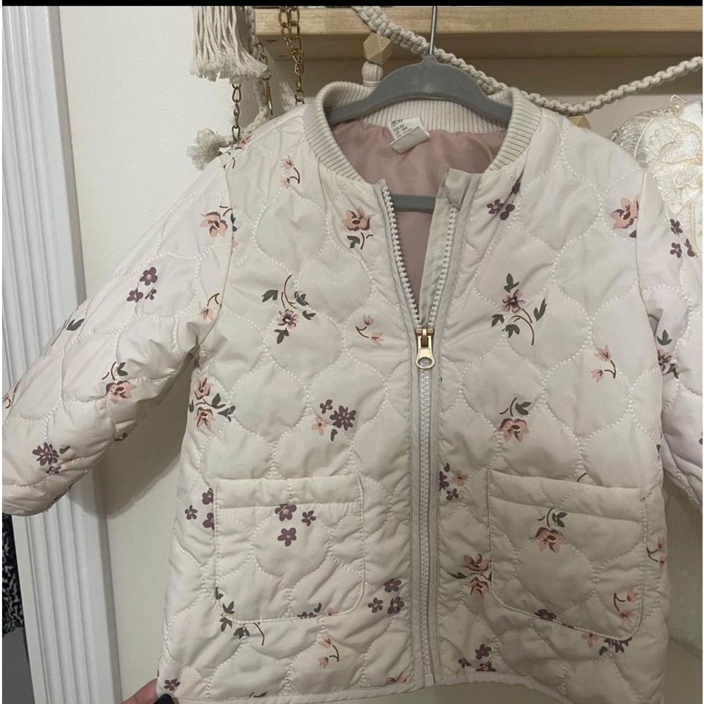 H&M Kids Size: 18 months
Quilted spring floral jacket 🌸
